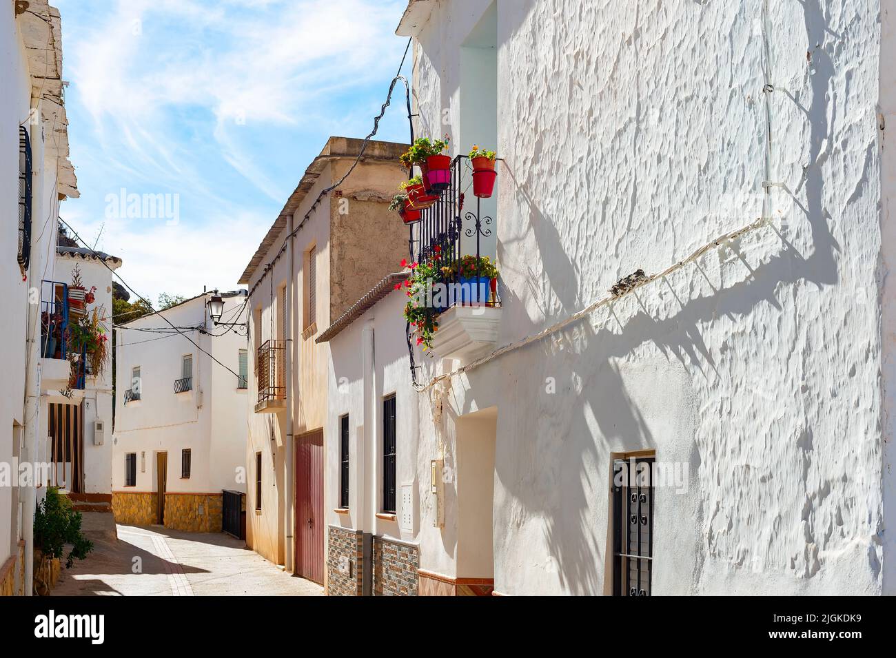 Curva de la calle del casco antiguo, casas blancas, arquitectura tradicional, Darrical, España Foto de stock