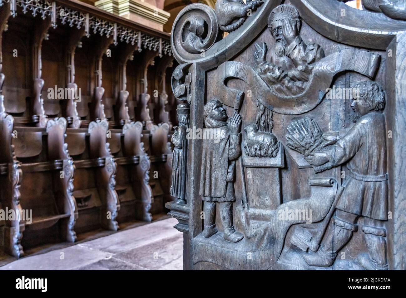 Holzschnitzerei am Chor der Klosterkirche, Kloster Maulbronn, Maulbronn, Baden-Württemberg, Deutschland | esculturas en madera del coro, Maulbronn Monast Foto de stock