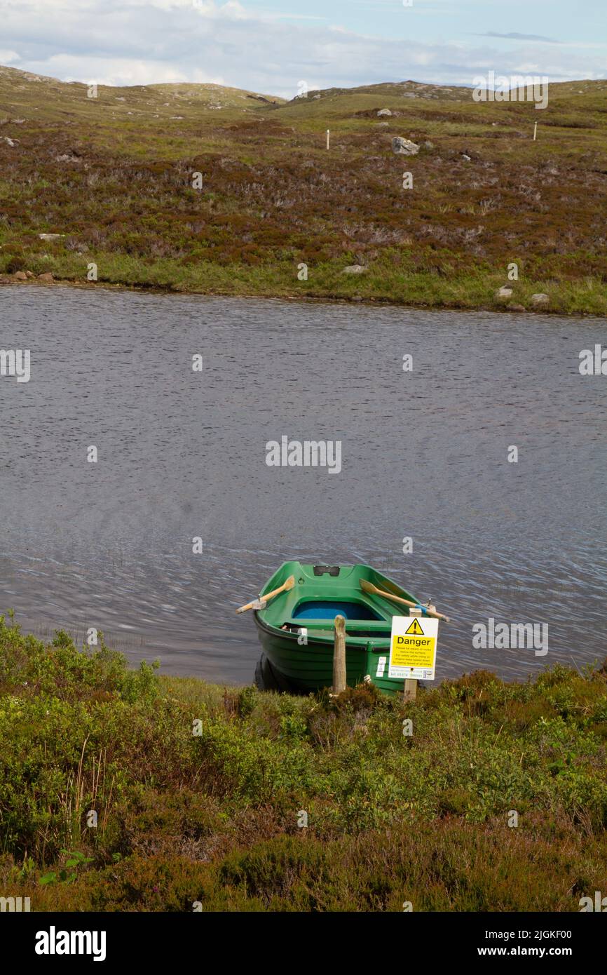 Barco de remo en Loch Druidibeag, Uist del Sur, Hébridas Exteriores Foto de stock