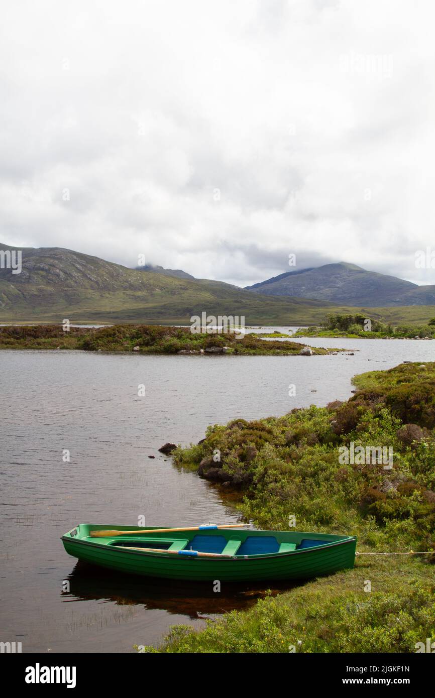 Barco de remo en Loch Druidibeag, Uist del Sur, Hébridas Exteriores Foto de stock