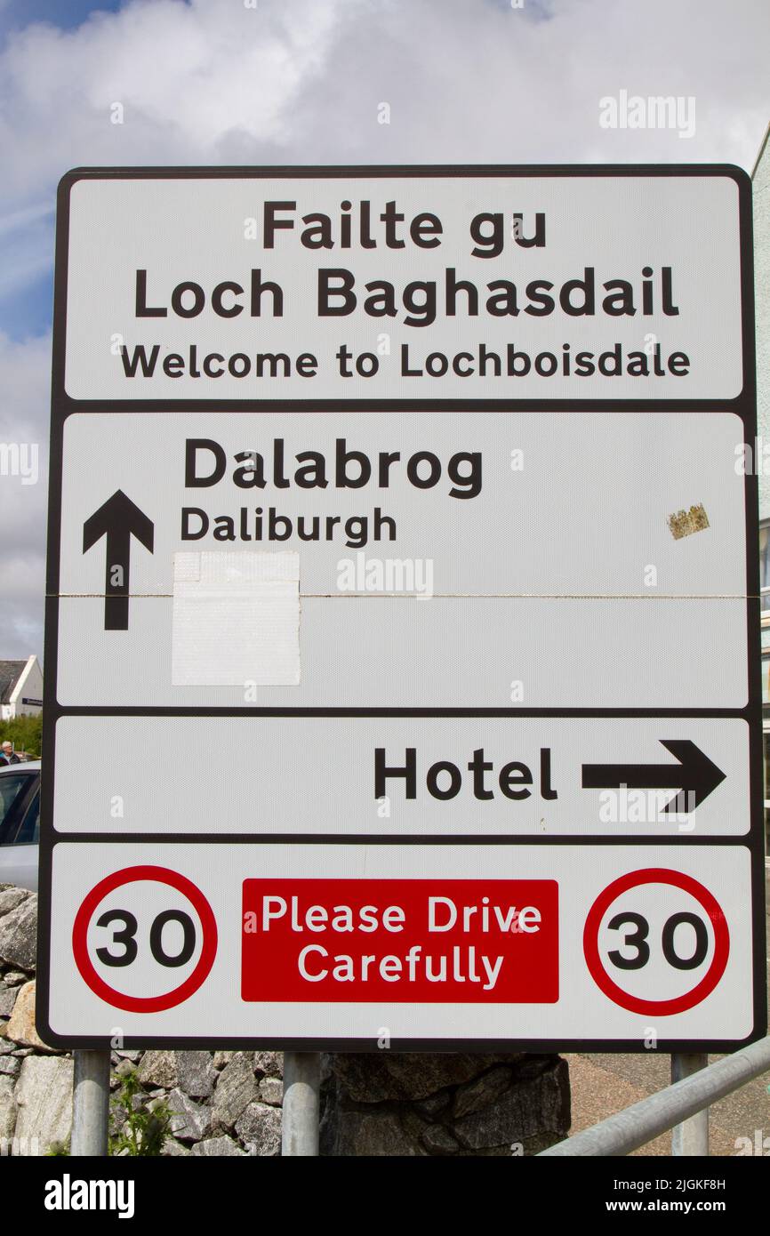 Bienvenido a Lochboisdale/Failte gu Loch Baghasdail, señal de tráfico bilingüe en Lochboisdale, South Uist, Outer Hebrides, Escocia Foto de stock