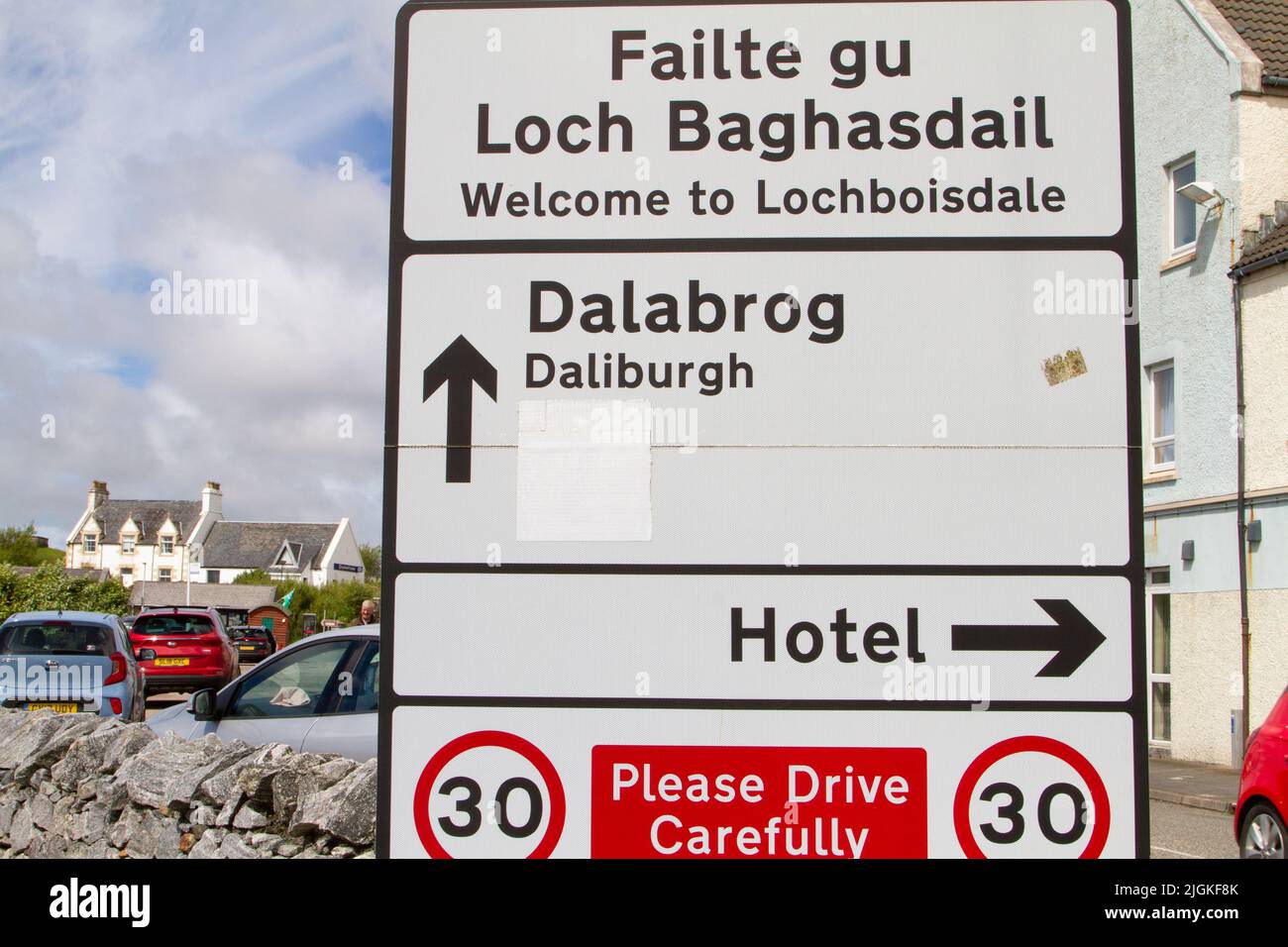 Bienvenido a Lochboisdale/Failte gu Loch Baghasdail, señal de tráfico bilingüe en Lochboisdale, South Uist, Outer Hebrides, Escocia Foto de stock