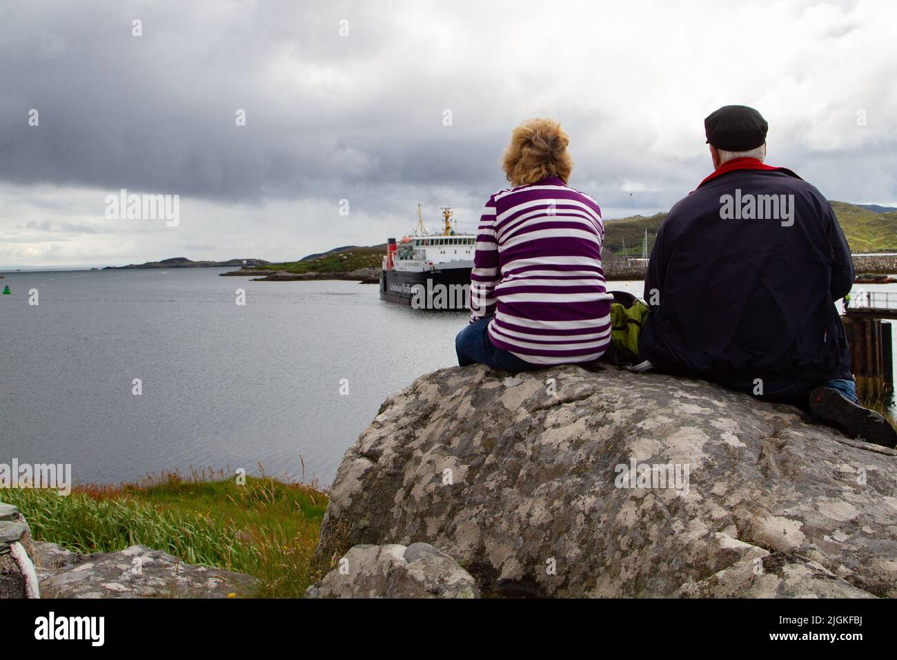 Esperando a que llegue el ferry a Lochboisdale, Uist del Sur, a Mallaig en el continente escocés. Foto de stock