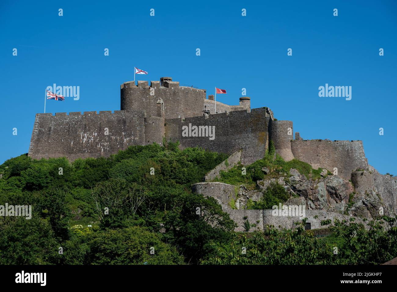 El icónico Emont Orgueil Castillo que guarda la entrada al puerto de Gorey de la Corona Británica Dependencia de Jersey, Islas del Canal, Islas Británicas. Foto de stock