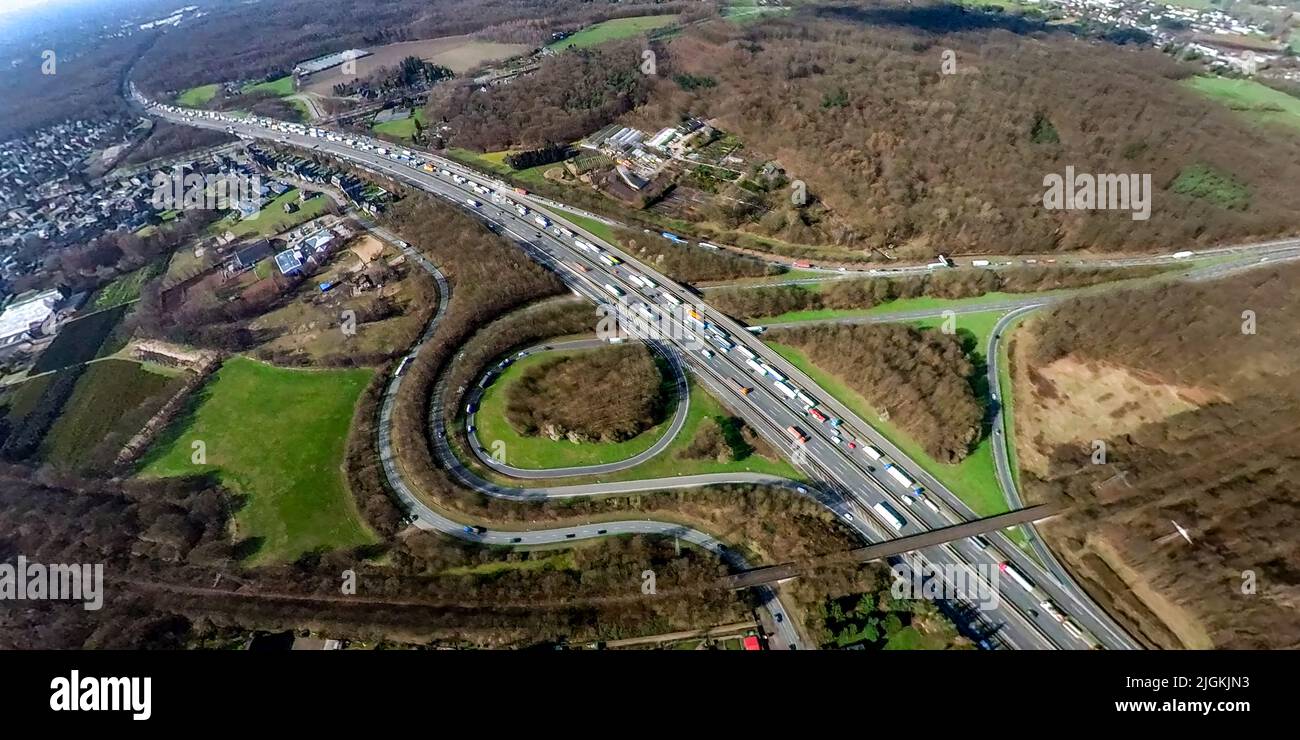Foto aérea, imagen de ojo de pez, triángulo de la autopista Bottrop de las autopistas A2 y A31, bosque de la ciudad, Bottrop, zona del Ruhr, Renania del Norte-Westfalia, Alemania, Foto de stock