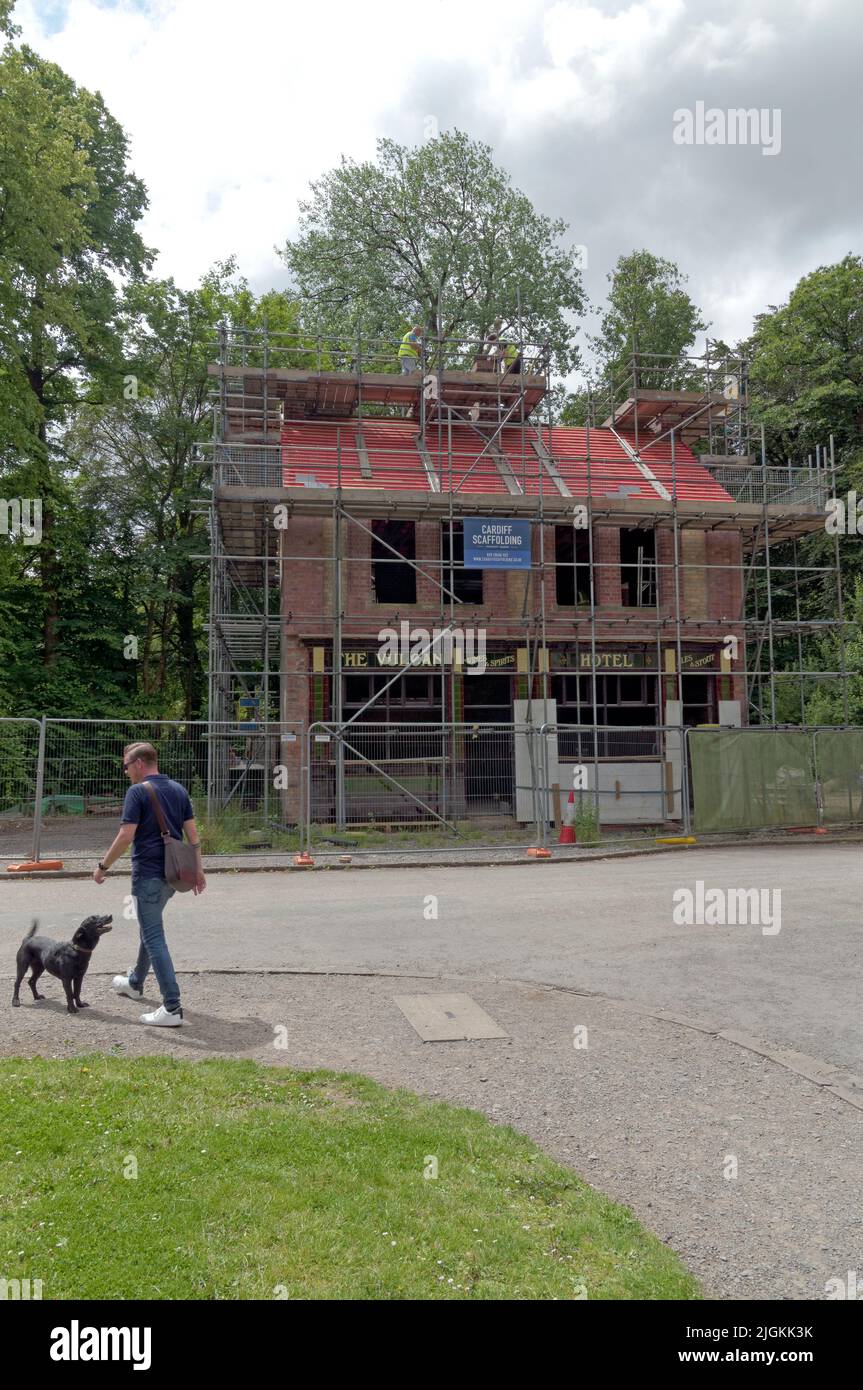 El Vulcan Public House, siendo reconstruido en St Fagans 2022 de julio. Verano. Hombre y perro Foto de stock