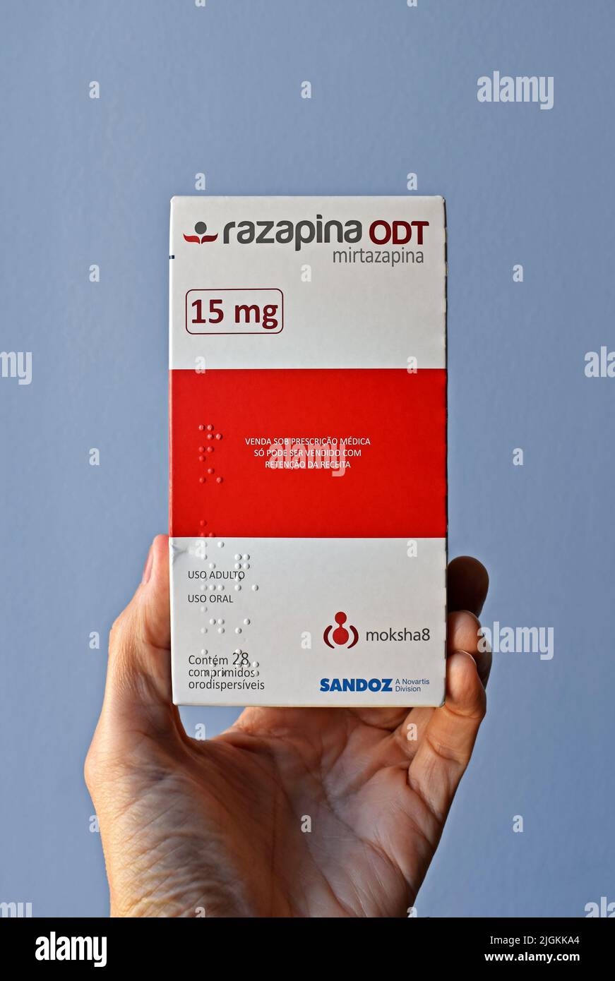 RÍO DE JANEIRO, BRASIL - 25 DE JUNIO de 2022: Mano sosteniendo una caja de Mirtazapina 15mg (Razapina), un medicamento antidepresivo Foto de stock