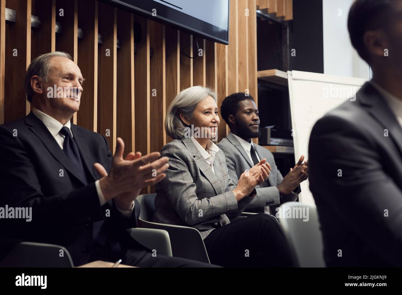 Grupo Grande De Los Oradores De Una Fila Foto de stock y más banco