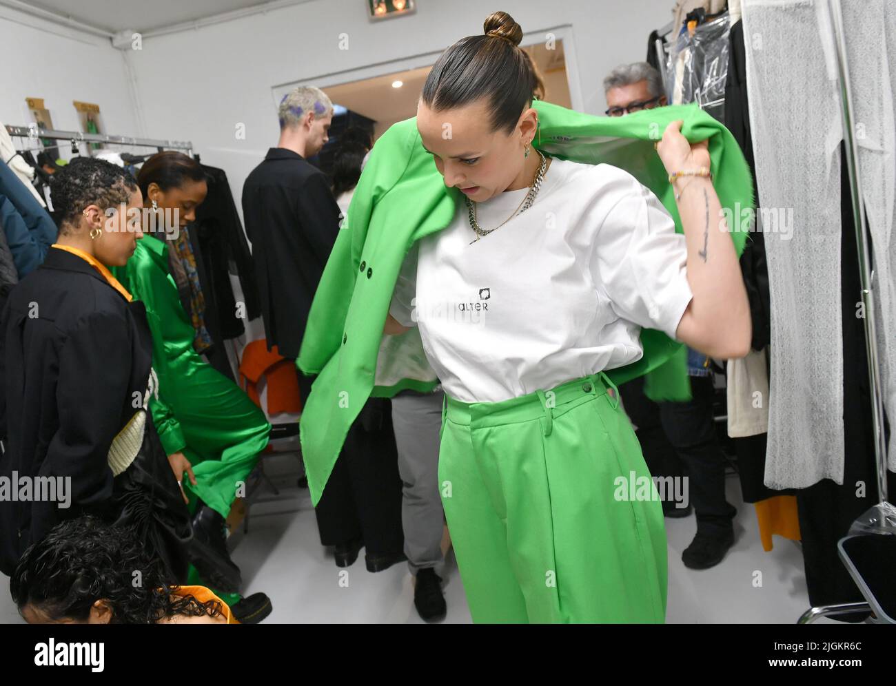 Pauline Ducroet - Backstage du défilé Alter Femme Automne/Hiver 2022/2023 lors de la Fashion Week de Paris, France, le 1er mars 2022 Foto de stock