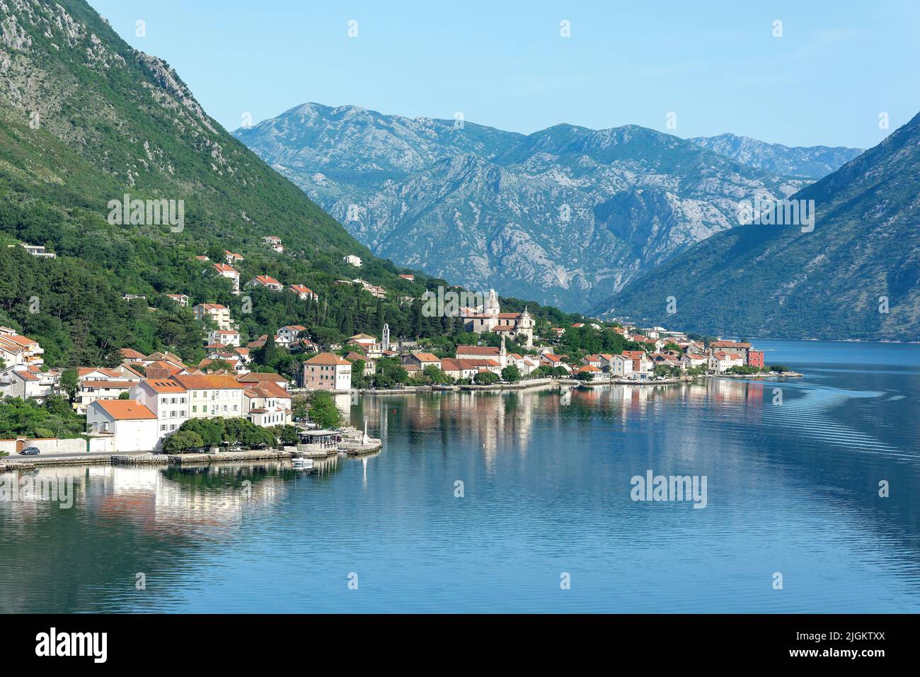 Ciudad costera de Prčanj, Bahía de Kotor (Boka kotorska), Kotor, Dalmacia, Montenegro Foto de stock