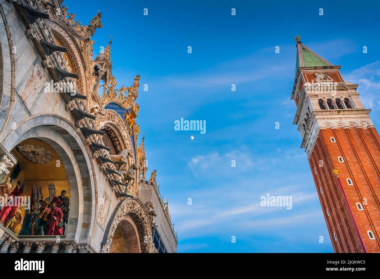 Basilica di San Marco y el Campanile di San Marco en la Plaza de San Marcos en Venecia, Italia Foto de stock