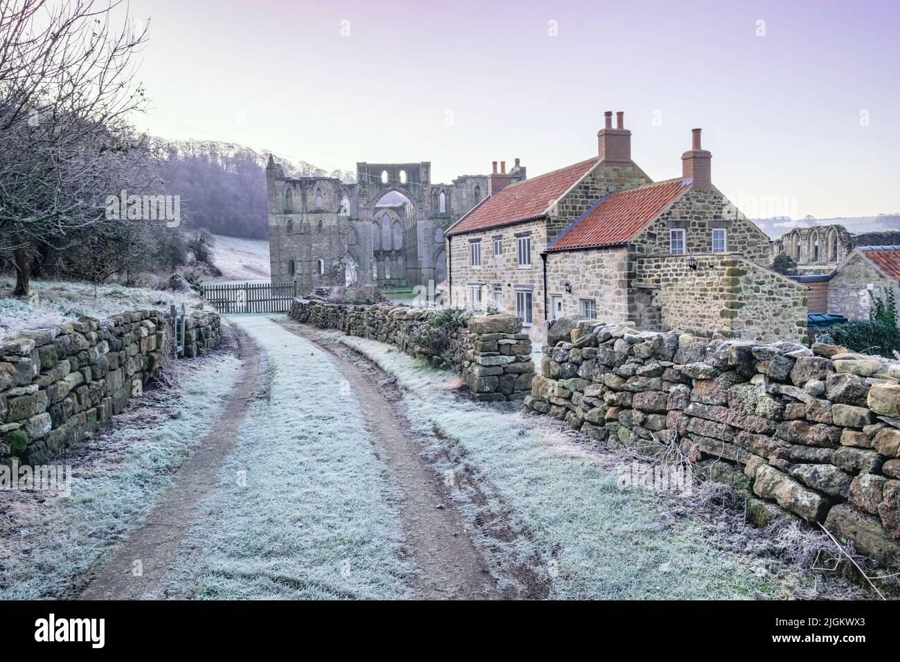 Village if Rievaulx; en la helada con Rievaulx; Abbey, Ryedale, North Yorkshire Foto de stock