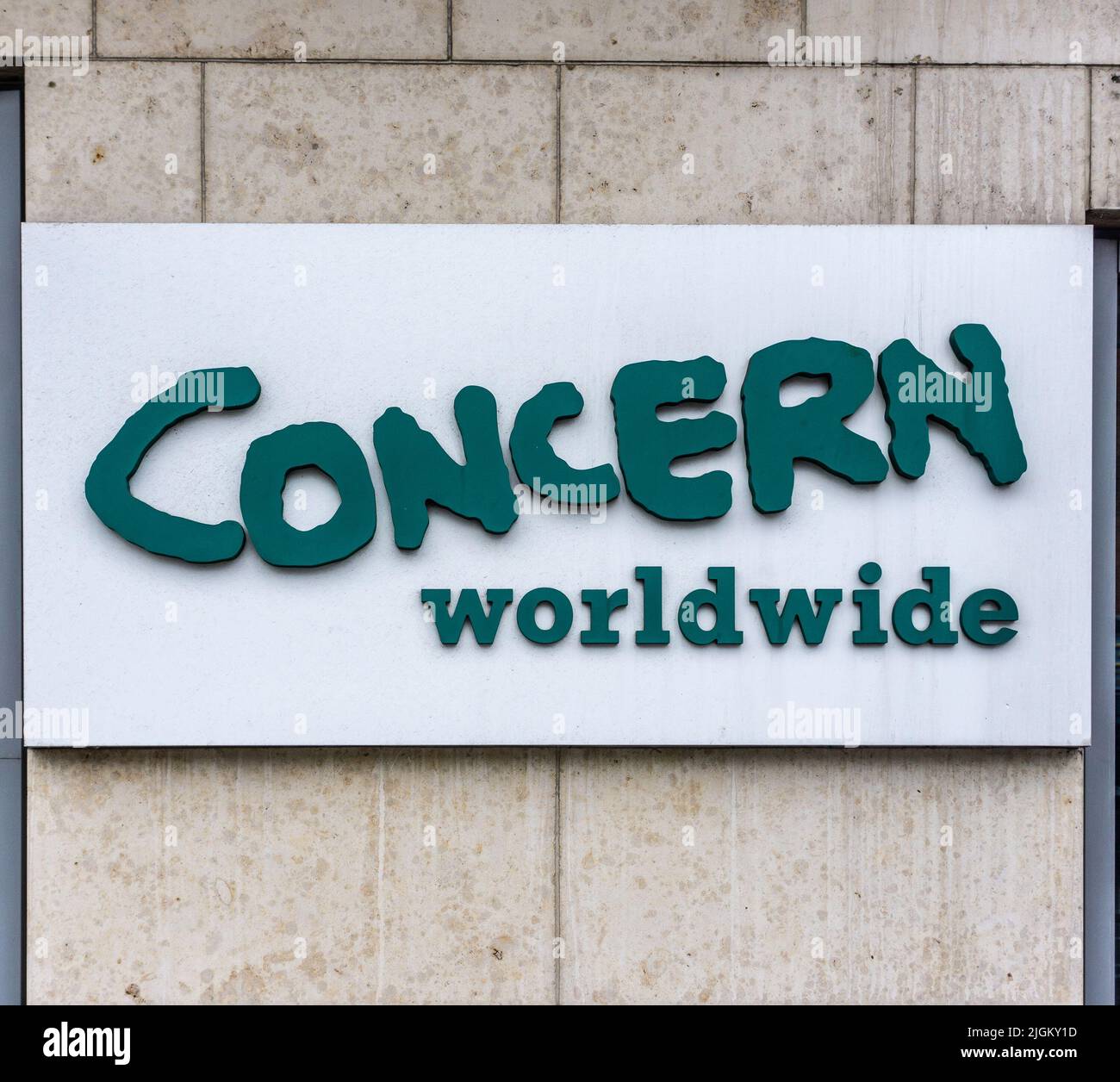 El cartel en la sede de Concern, una organización benéfica irlandesa, en Camden Street, Dublín, Irlanda. Concern es una organización internacional de ayuda. Foto de stock