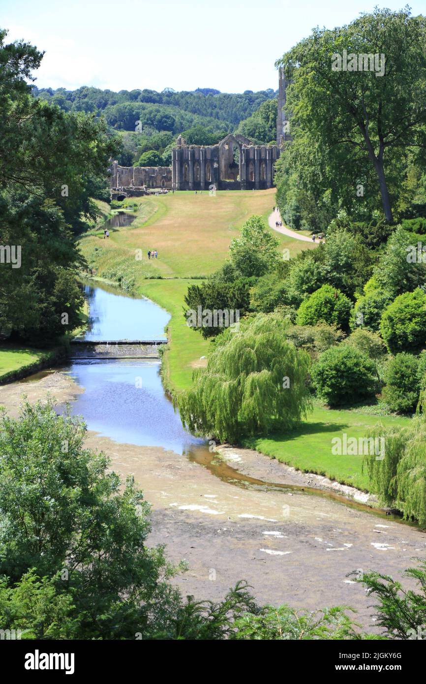 Vistas de verano en Fountains Abbey, North Yorkshire Foto de stock
