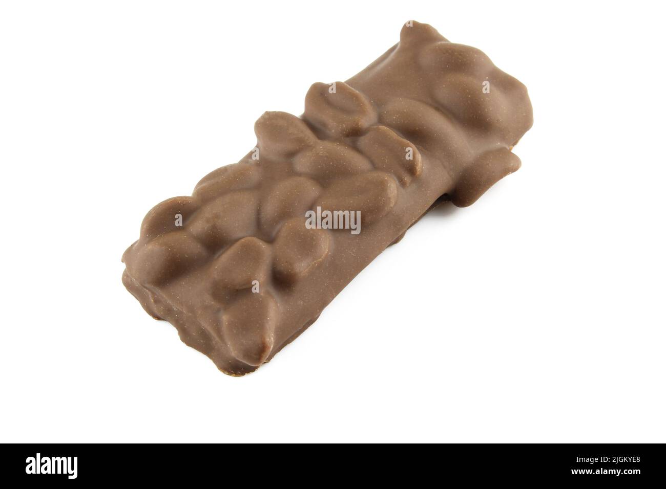 Snack bar de chocolate lleno de cacahuetes enteros aislados sobre fondo blanco Foto de stock