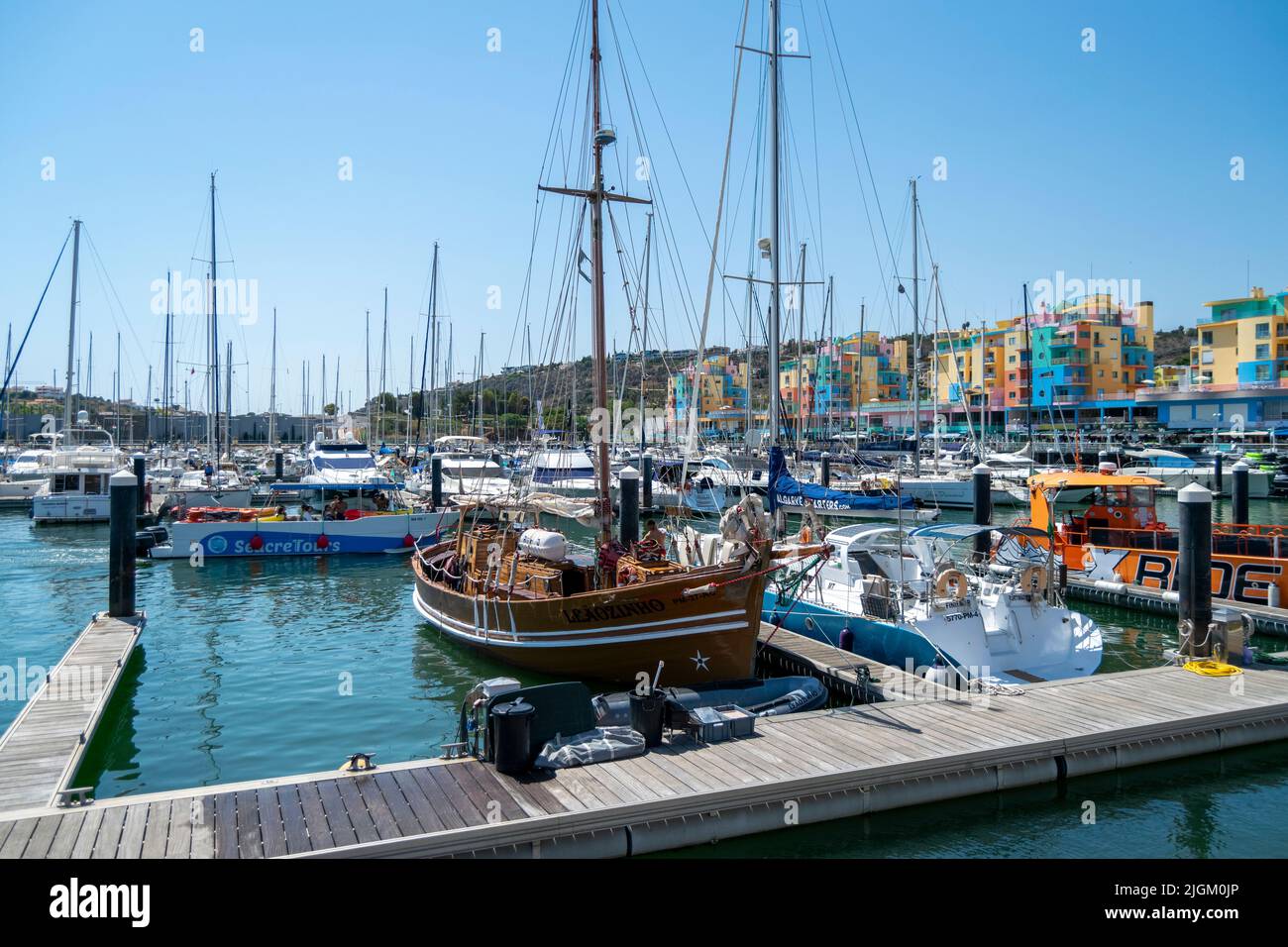 Marina de Albufeira en Algarve, Portugal del Sur. Barcos estacionados. Barcos en el agua. Actividades náuticas. Portugal y el turismo. Foto de stock