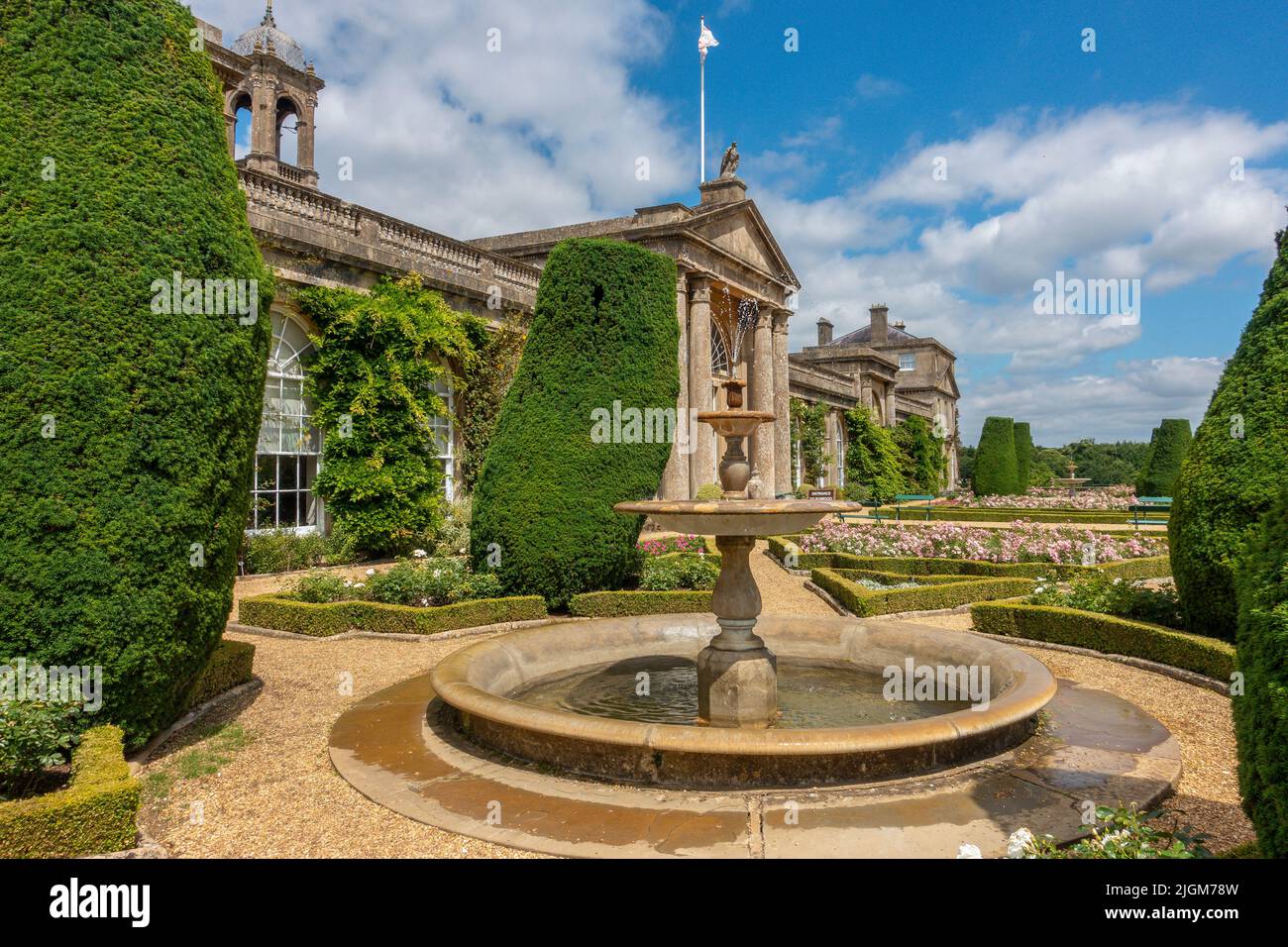 Bowood House, Formal.Gardens, Fountain, Wiltshire, Reino Unido Foto de stock