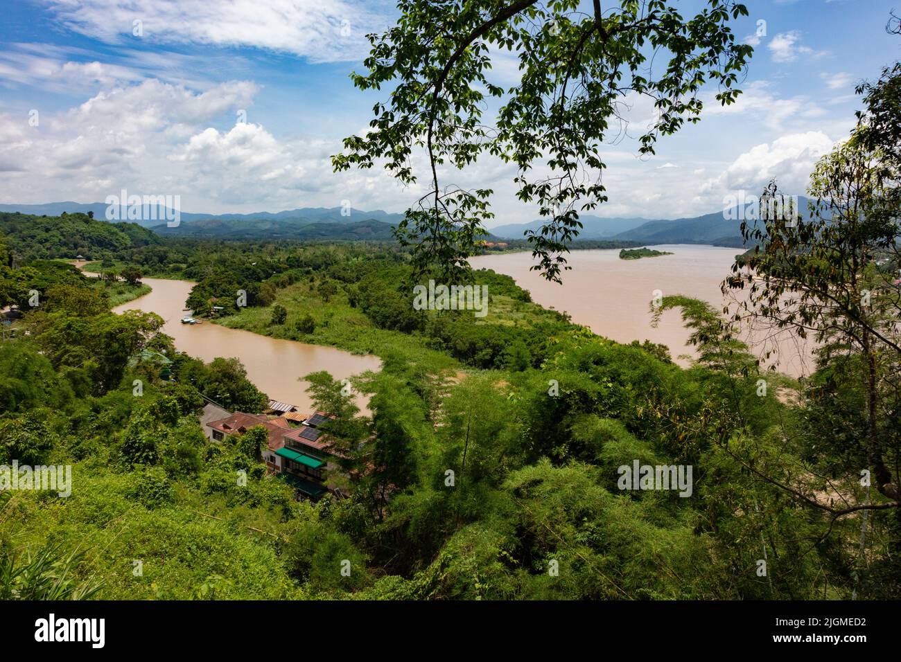 El TRIÁNGULO DORADO es donde Tailandia, Birmania y Laos se encuentran en la confluencia de los ríos Mekong y Ruak - CHIANG SAEN, TAILANDIA Foto de stock