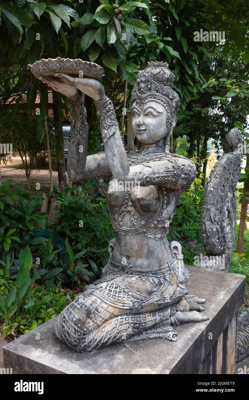 Una deidad Apsara decora una escalera en el TRIÁNGULO DORADO es donde Tailandia, Birmania y Laos se encuentran - CHIANG SAEN, TAILANDIA Foto de stock