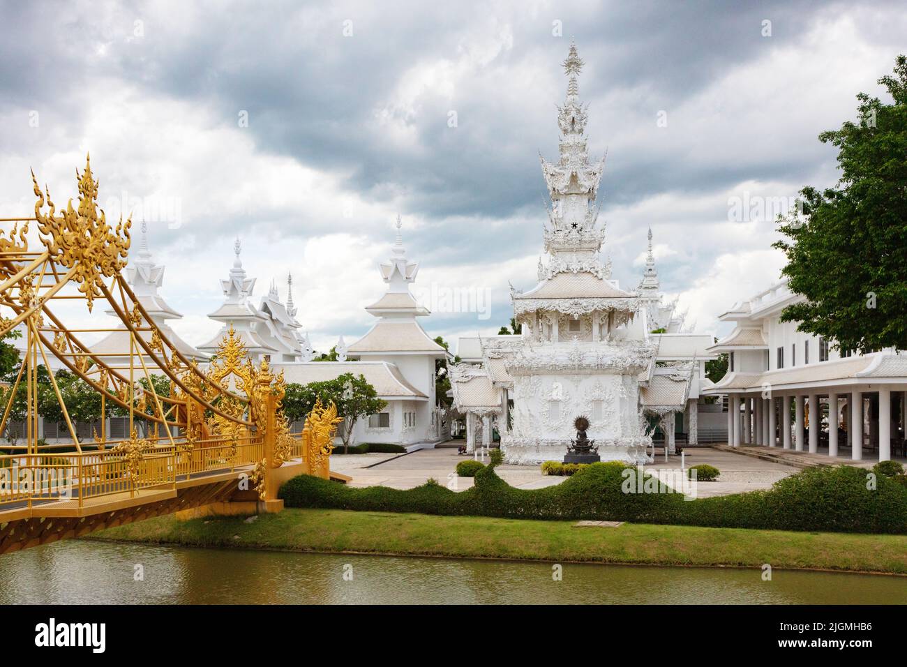 El moderno Wat Rong Khun o TEMPLO BLANCO construido por el artista Chalermachai Kositpipat es hindú y budista - CHIANG Rai, TAILANDIA Foto de stock