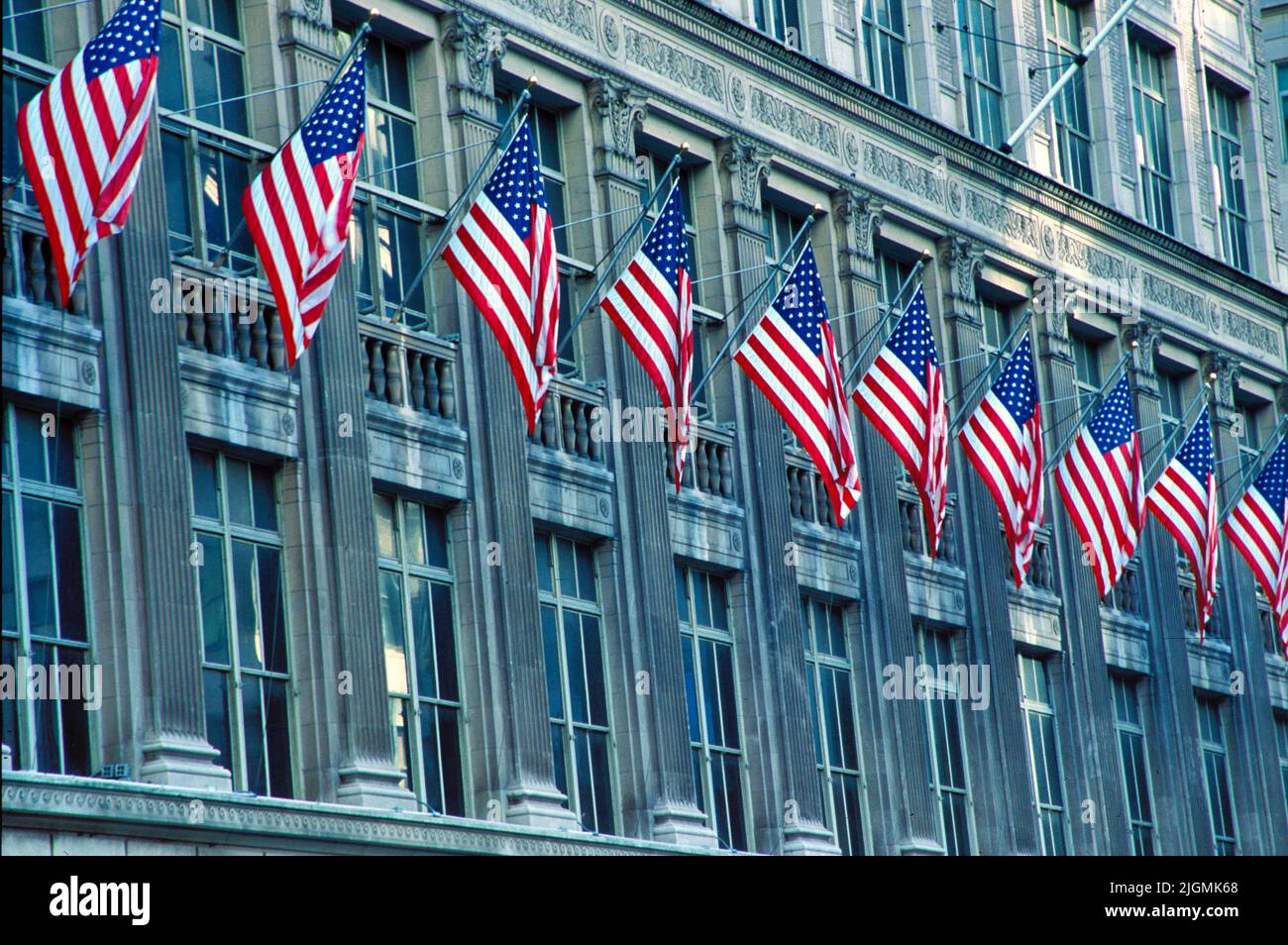 Banderas estadounidenses bordean el exterior de un edificio en la Quinta Avenida, Nueva York, en honor a los muertos en el ataque del World Trade Center el 11 de septiembre de 2001. Foto de stock
