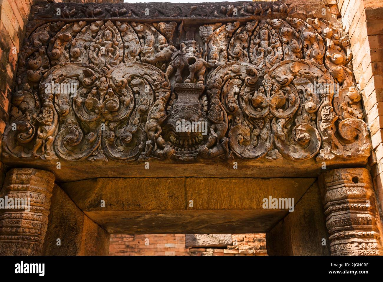 Prasat Sa Kamphaeng Yai, templo Khmer, relieve de dintel, siglo 11th, Si Saket (Si Sa Ket), Isan (Isaan), Tailandia, sudeste de Asia, Asia Foto de stock