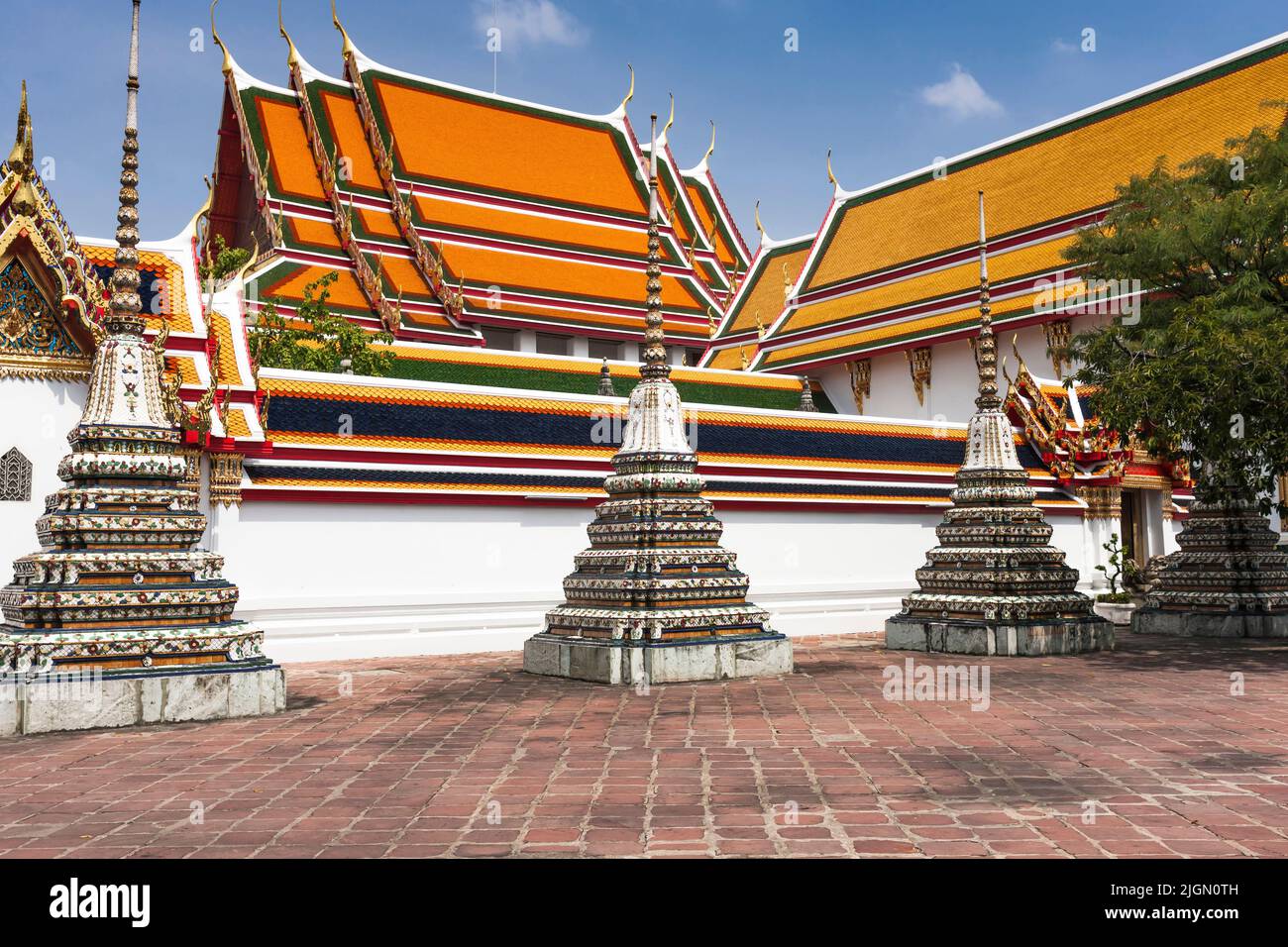 Wat Pho, Templo del Buda Reclinado, Wat Phra Chetuphon, pequeños chedi y coloridos techos, Bangkok, Tailandia, Sudeste Asiático, Asia Foto de stock