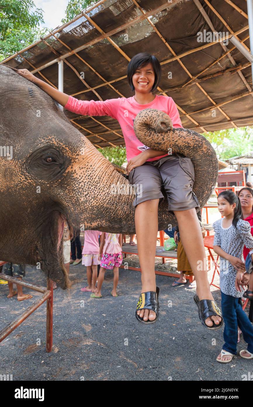 Elephant village, chica en baúl, espectáculo de elefantes, actuación, surin, ISAN (Isaan), Tailandia, Sudeste Asiático, Asia Foto de stock