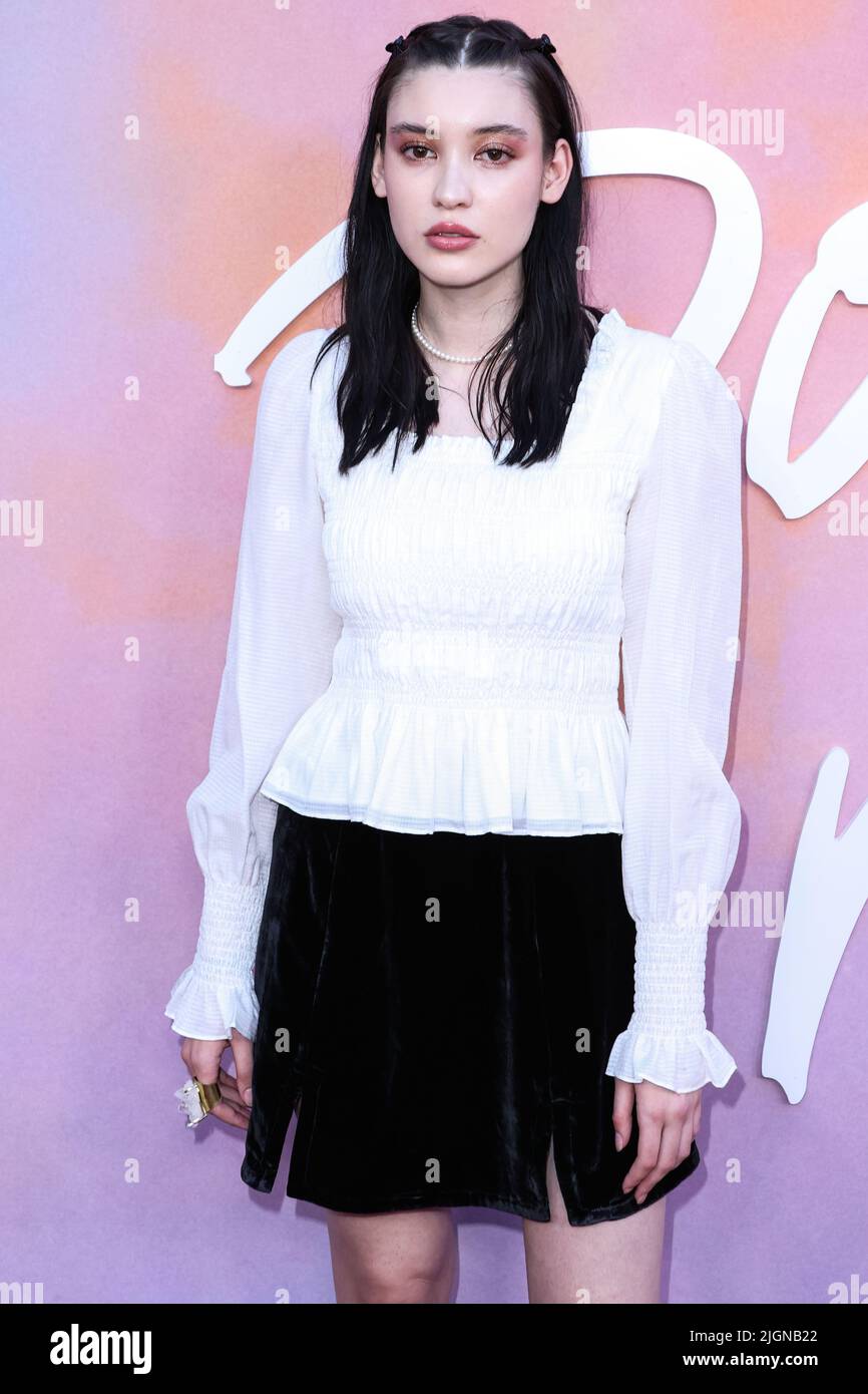 HOLLYWOOD, LOS ANGELES, CALIFORNIA, USA - JULIO 11: Annie Pusztai llega