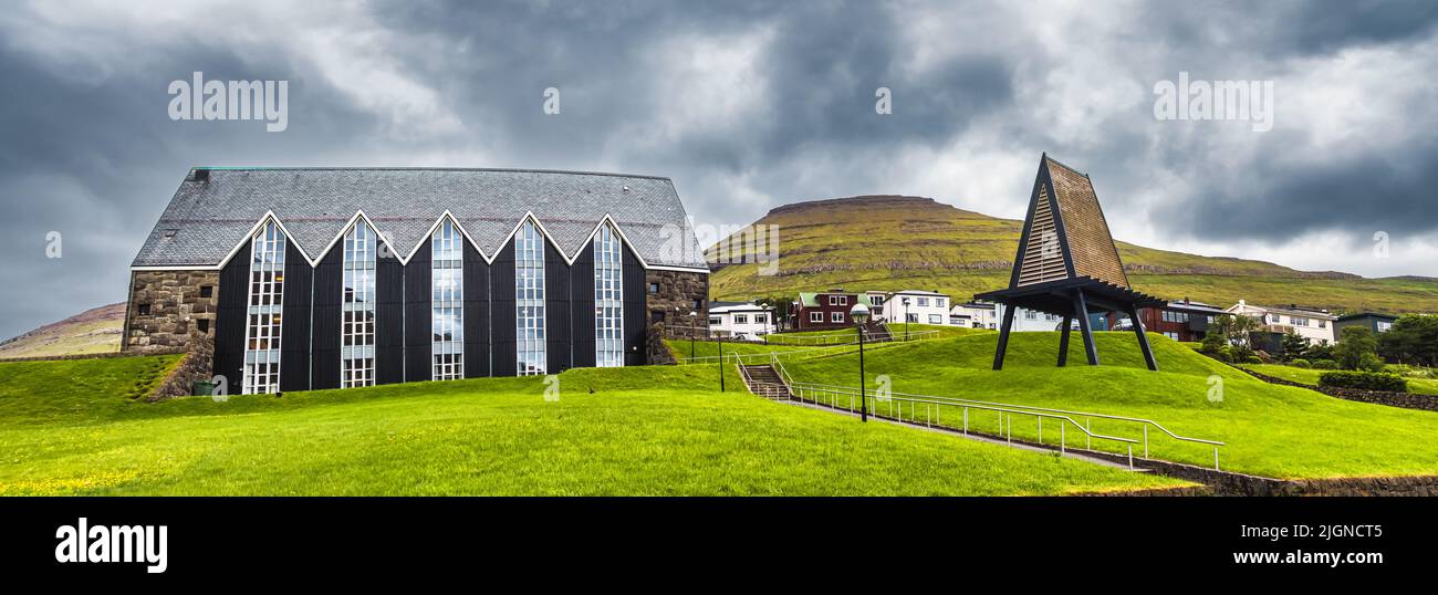 Klaksvik, Islas Feroe - Junio, 2022: Iglesia luterana cristiana con campanario en las Islas Feroe Foto de stock