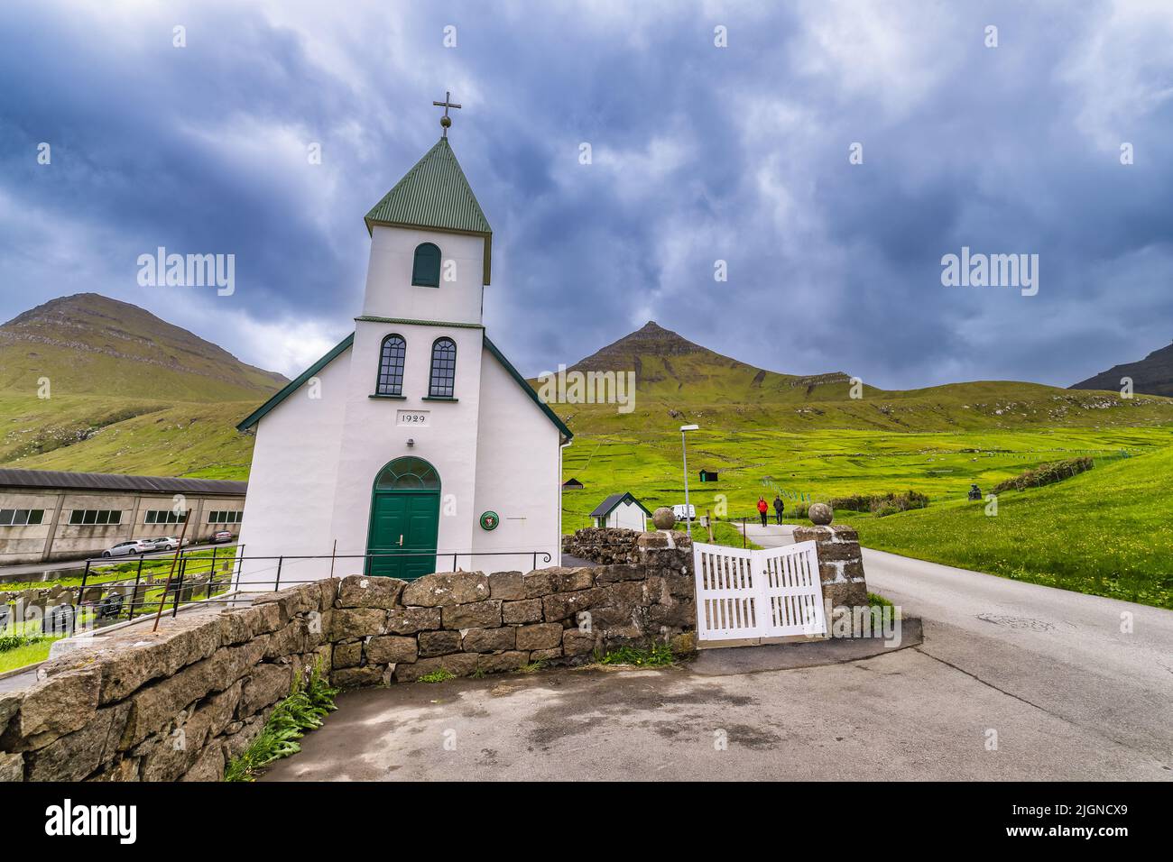 Iglesia en el pequeño pueblo Gjogv situado en la ladera de la montaña en la isla Eysturoy, Islas Feroe Foto de stock