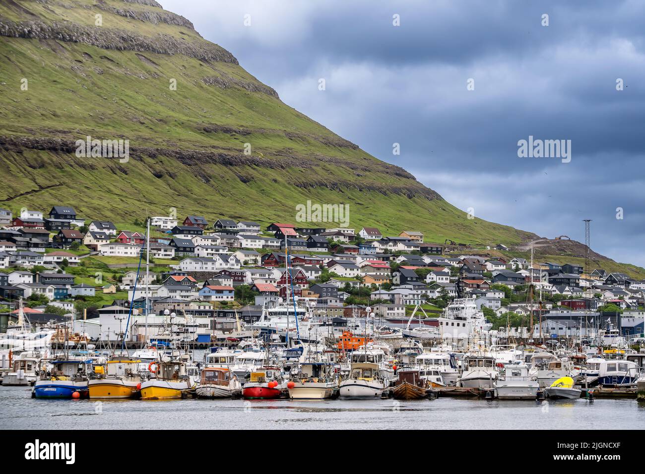 Vista de parte de la ciudad de Klaksvik en las Islas Feroe, Dinamarca, en el Atlántico Norte Foto de stock