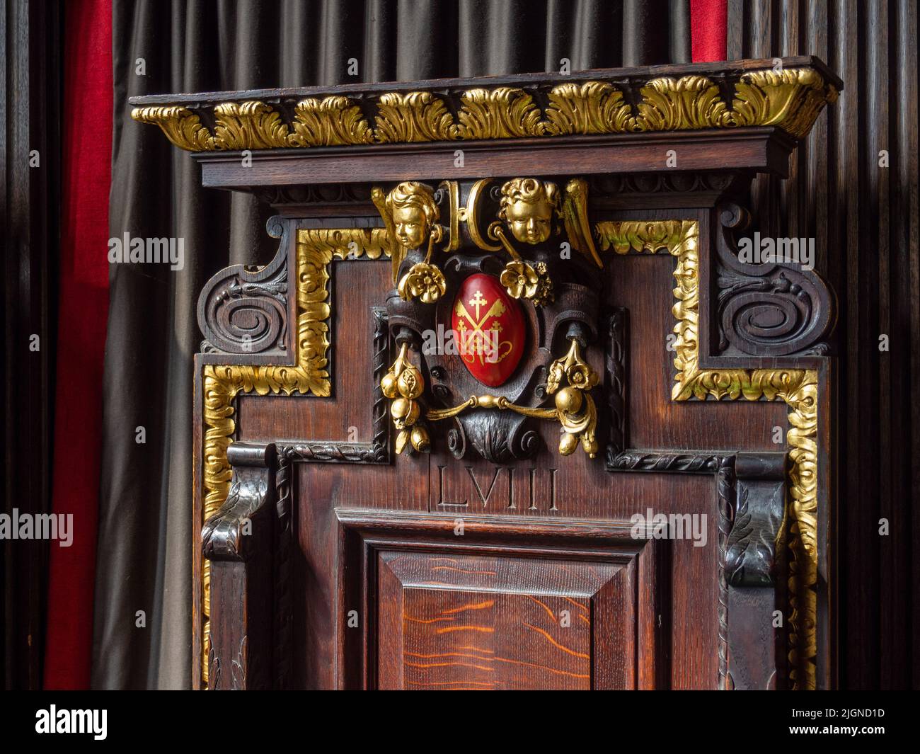 Antiguos decorativos espejo de cuerpo entero y una silla con persianas  cerradas Fotografía de stock - Alamy