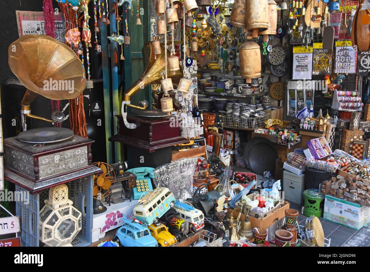 Varios artefactos en el mercado de pulgas, Jaffa, Israel Foto de stock