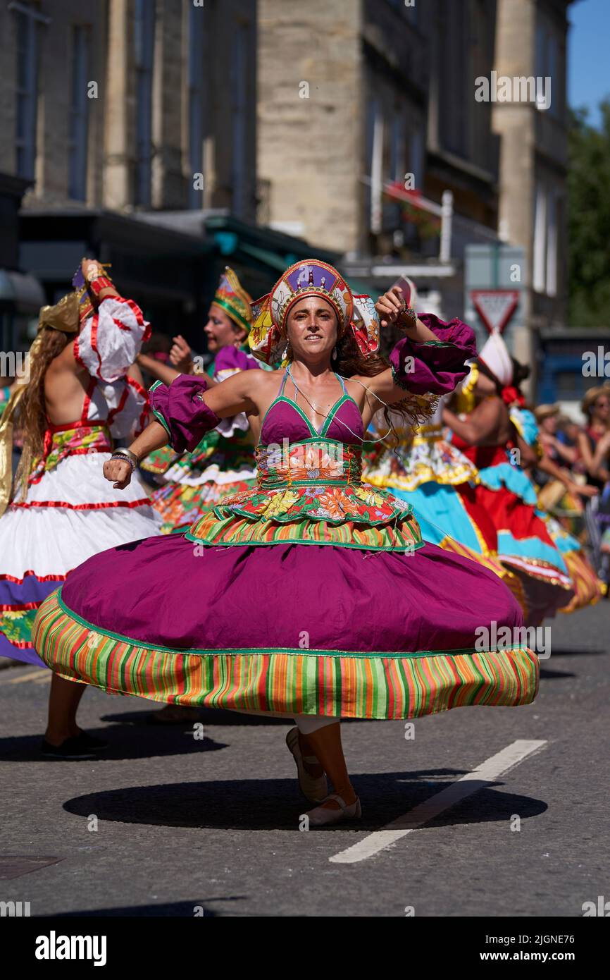 Bailarines vestidos con vistosos trajes que actúan en el carnaval anual a  medida que avanza por las calles de la histórica ciudad de Bath en Somerset  Fotografía de stock - Alamy