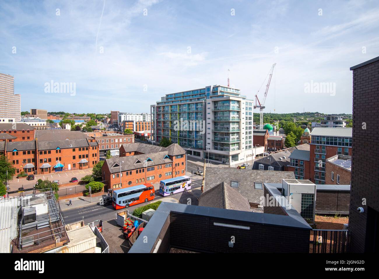 Vista hacia el norte desde el tejado del Instituto Confetti en el centro de Nottingham, Nottinghamshire, Inglaterra, Reino Unido Foto de stock