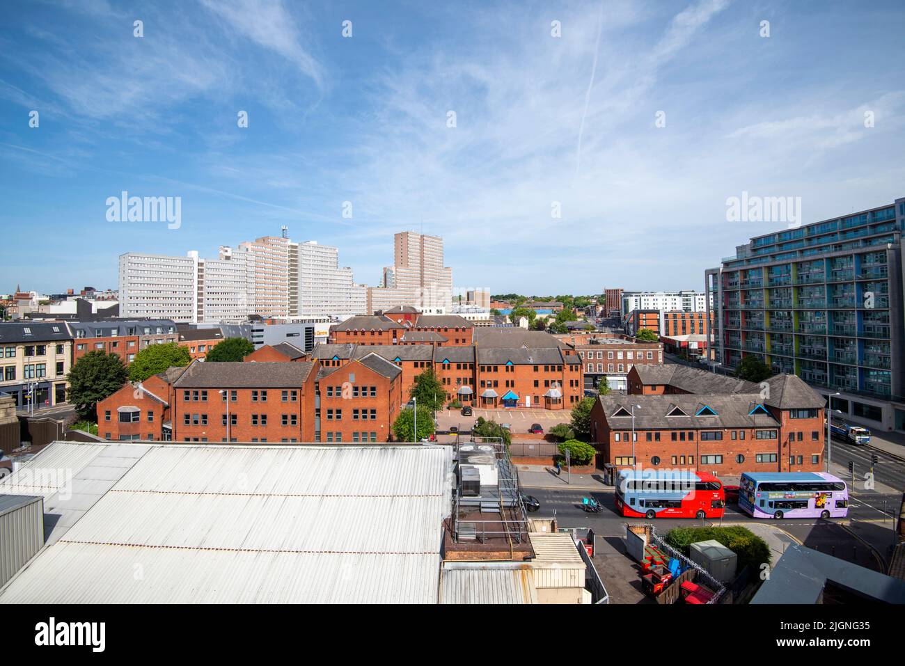 Vista hacia el norte desde el tejado del Instituto Confetti en el centro de Nottingham, Nottinghamshire, Inglaterra, Reino Unido Foto de stock