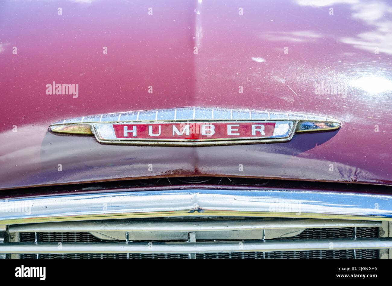Primer plano de la insignia Humber en la parte delantera de un Humber Hawk Series 1 de 1959 en el Berkshire Motor Show de Reading, Reino Unido Foto de stock