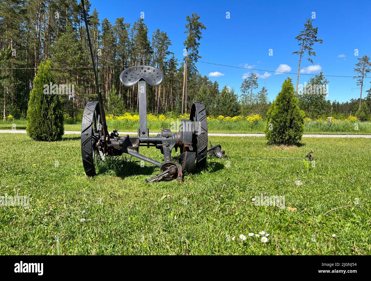 La máquina agrícola obsoleta en una hierba. Estonia Foto de stock