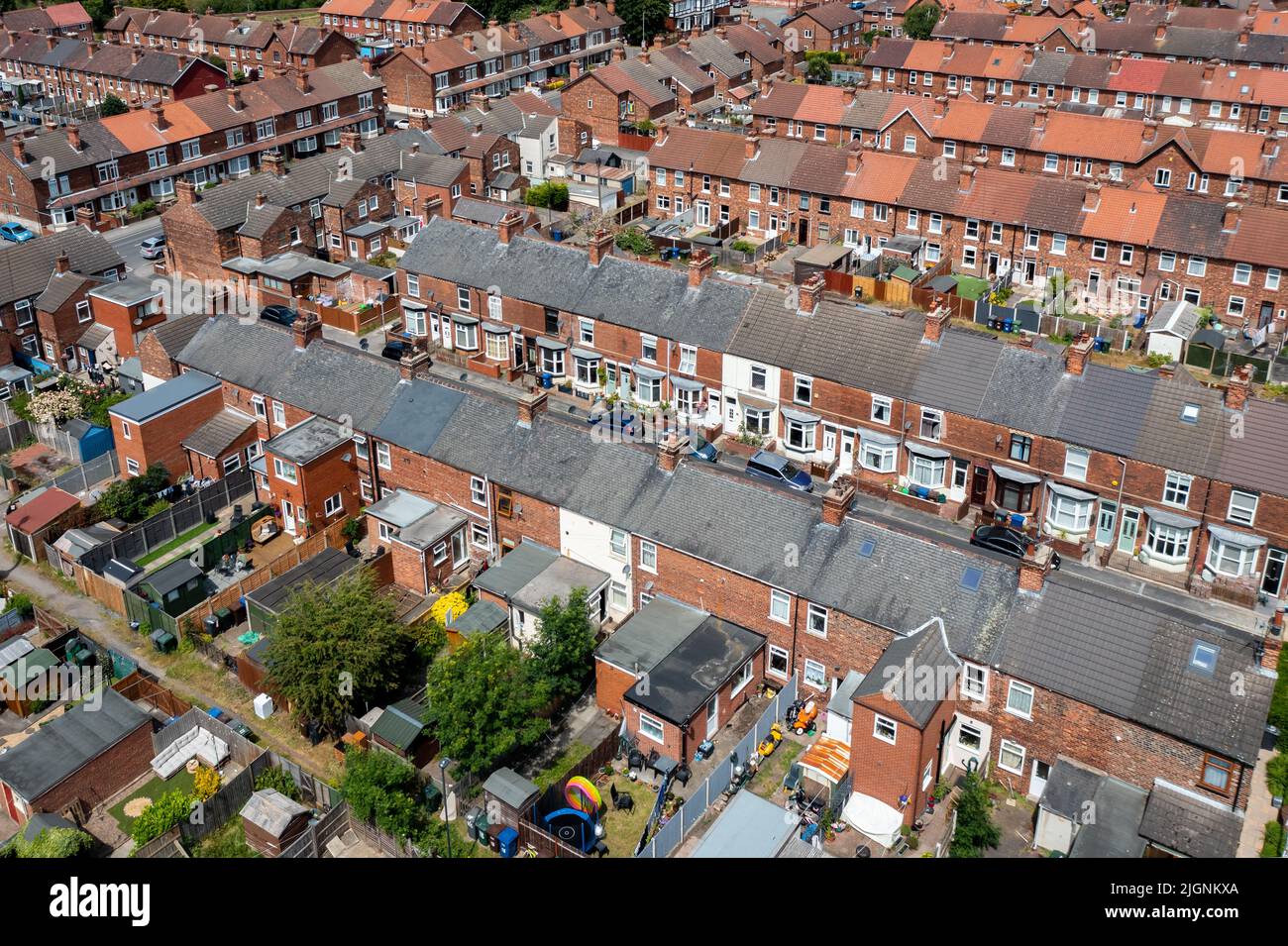 Un horizonte aéreo de Selby en Yorkshire del Norte con filas de casas adosadas y patios traseros en una parte deteriorada de una ciudad del norte de Inglaterra Foto de stock