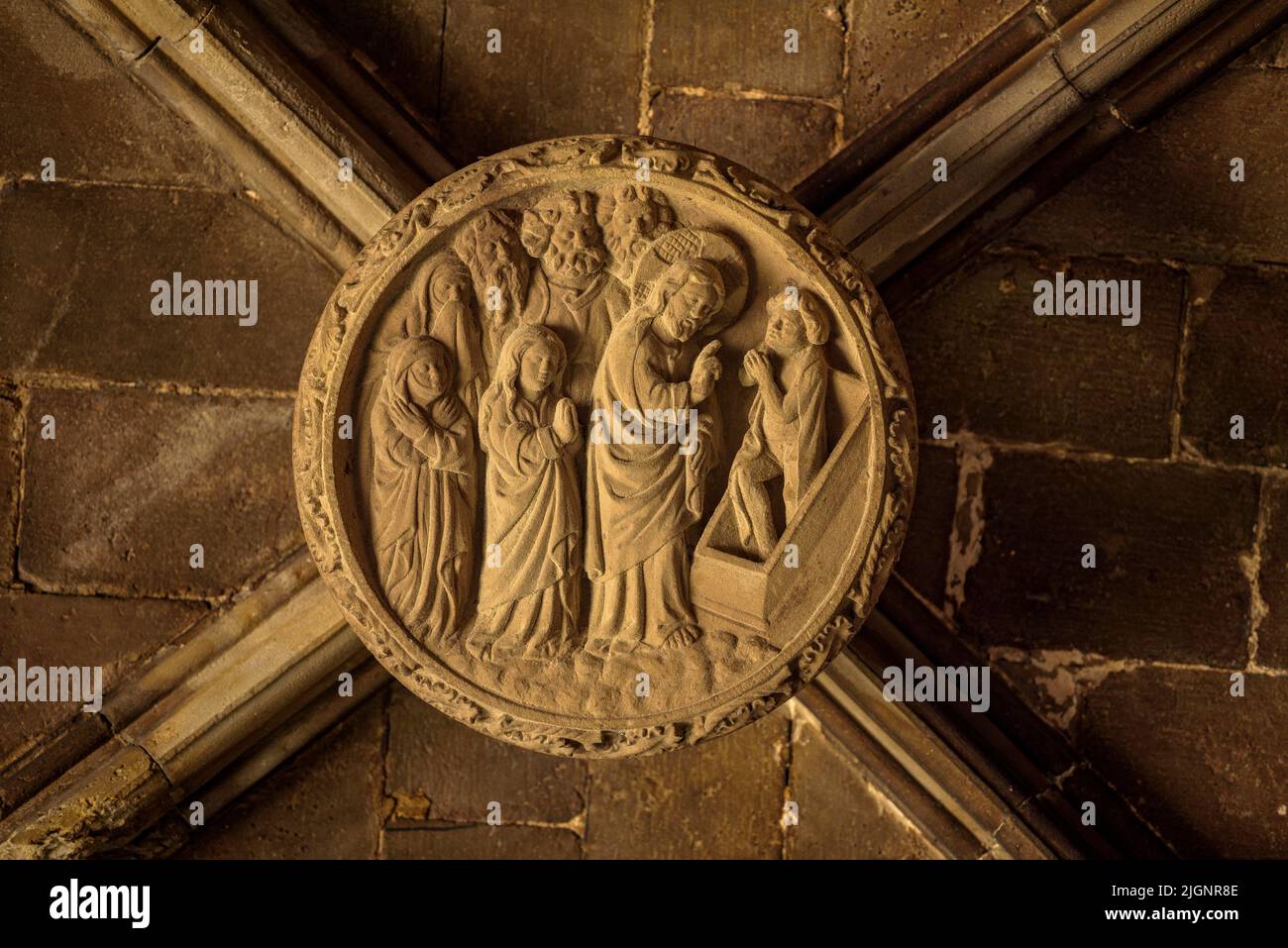 Claustro de la Catedral de Barcelona con la fuente y la 'Ou com bala', tradición catalana del día del Corpus (Barcelona, España) Foto de stock