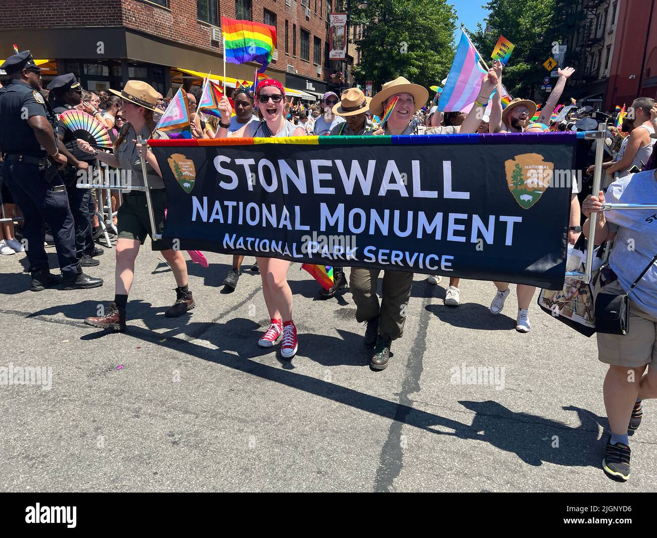 El desfile anual de Gay Pride Parade regresa a marzo hacia la 5th Avenida y termina en Christopher Street en Greenwich Village después de un descanso de 3 años debido a la pandemia de Covid-19. Foto de stock