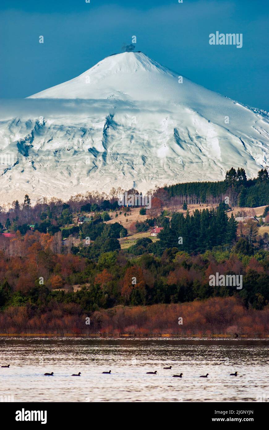 Vista invernal del monte Villarrica, Villarrica, Araucania, Chile Foto de stock