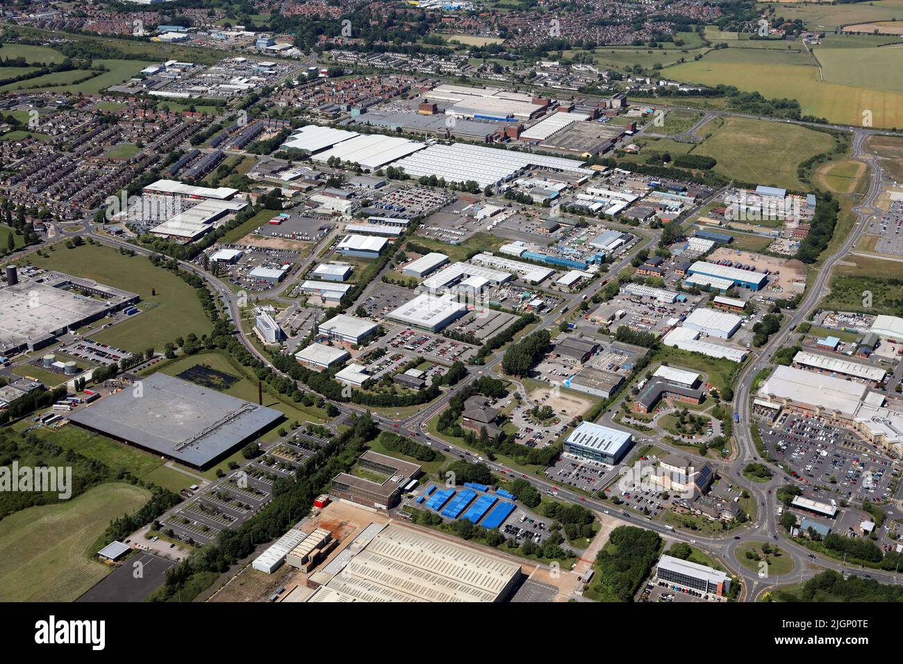 Vista aérea de Darlington Retail Park y la industria ligera, Yarm Road, Darlington, County Durham Foto de stock