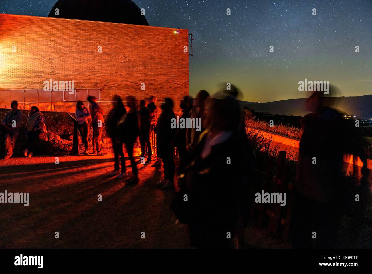 Observatorio Astronómico de Montsec por la noche durante una observación astronómica con la Vía Láctea en el cielo (Àger, Lleida, Cataluña, España) Foto de stock