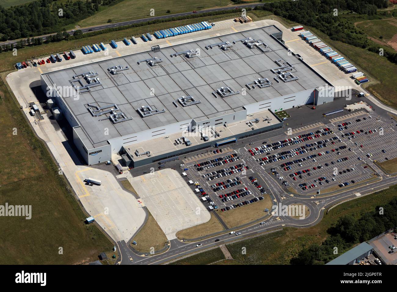 Vista aérea del almacén de Amazon UK Services MME1 en Darlington, condado de Durham. Esto muestra el lado oeste - la parte delantera del edificio. Foto de stock