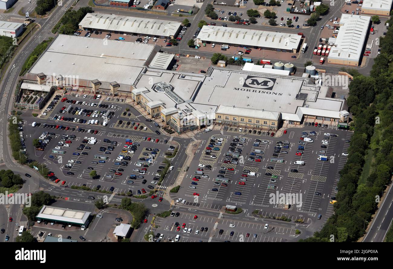 Vista aérea del desarrollo comercial de Morton Park en Darliington, condado de Durham, con el supermercado Morrisons prominente Foto de stock
