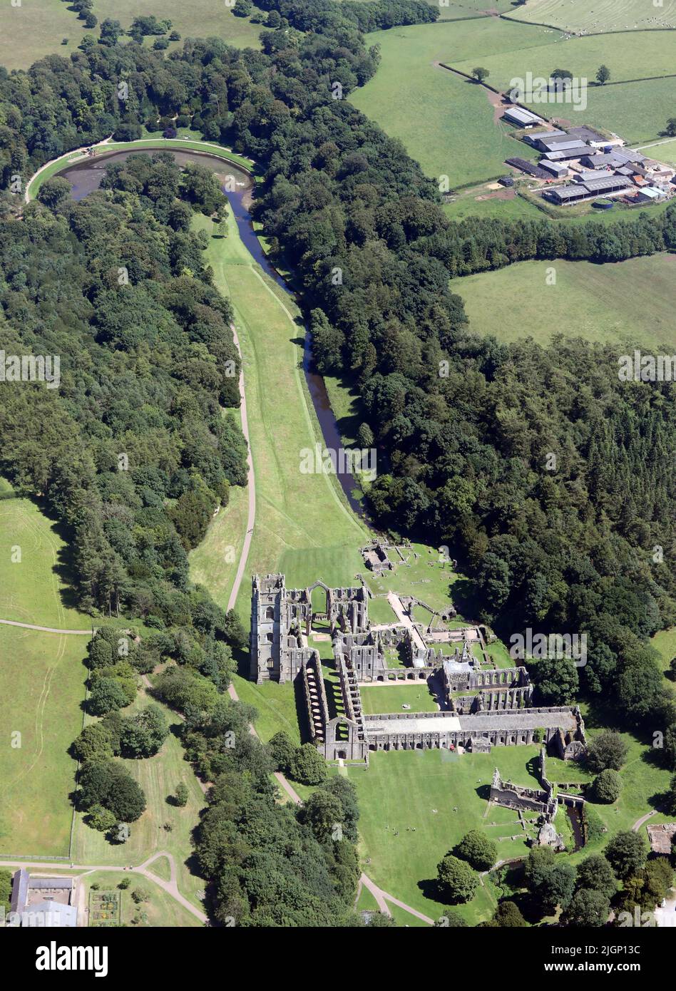 Vista aérea desde más de 1500' de las ruinas monásticas de Fountains Abbey con vistas al este del río Skell, North Yorkshire Foto de stock