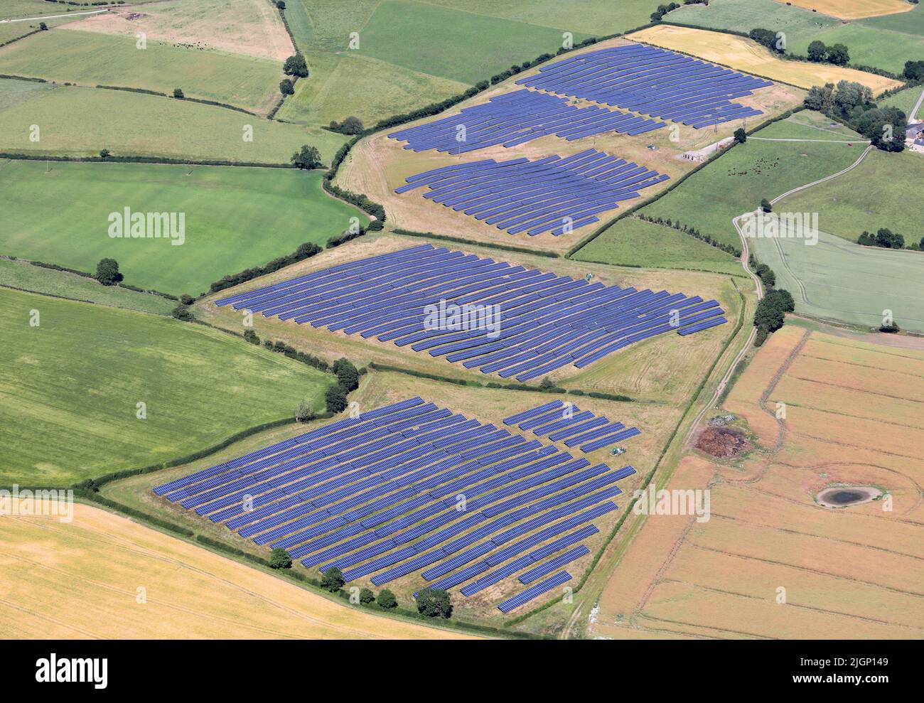 Vista aérea de una granja solar recién construida en Tunstall cerca de Catterick, North Yorkshir Foto de stock