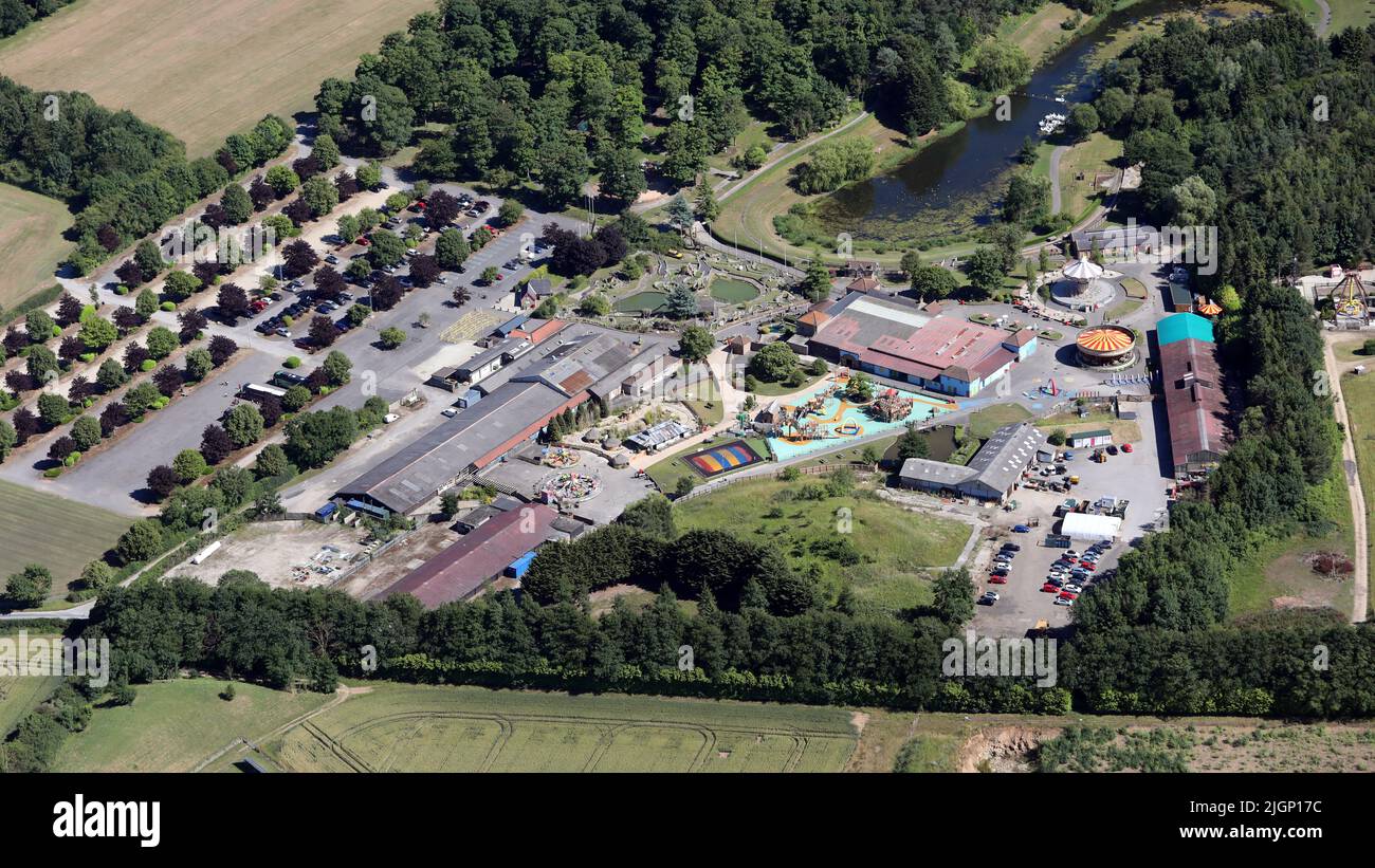 Vista aérea del parque de aventuras Lightwater Valley Family Adventure Park, un parque de atracciones cerca de Ripon, North Yorkshire Foto de stock